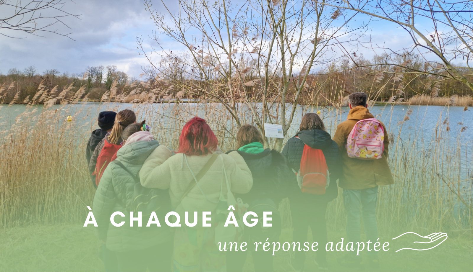 Un groupe de jeunes en sortie nature au bord d'un étang, à chaque âge une réponse adaptée